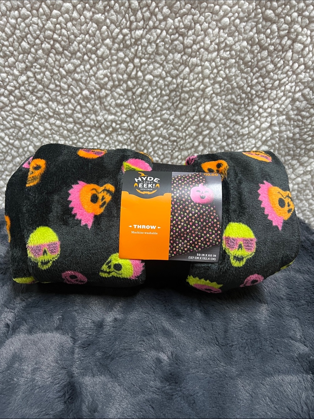 Hyde & Eek! Skull Printed Plush Halloween Throw Blanket.  NWT